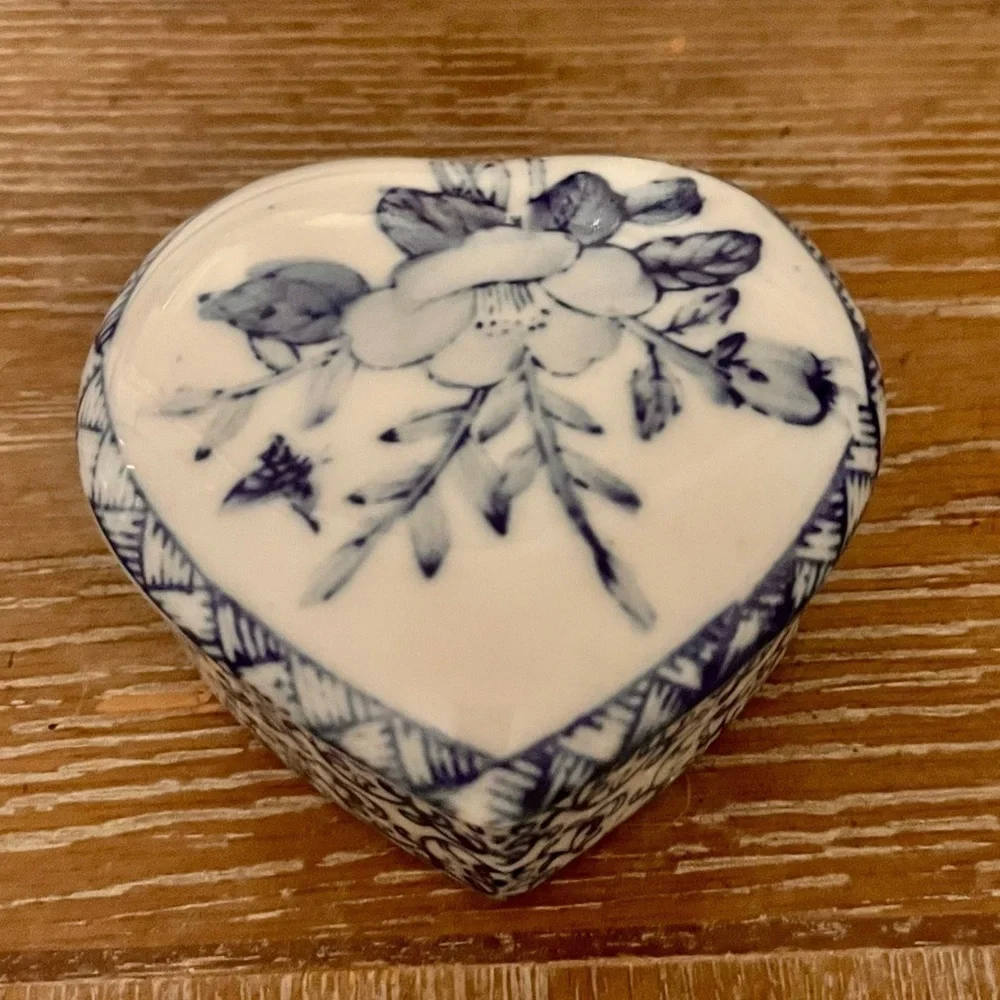 Vintage Chinoiserie Blue White Porcelain Heart Trinket Box Lotus